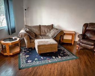 Perfect for West End Shopping - Billings - Living room