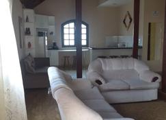 Spacious and cozy chalet/apartment 2nd and 3rd floor - Pocos de Caldas - Huiskamer