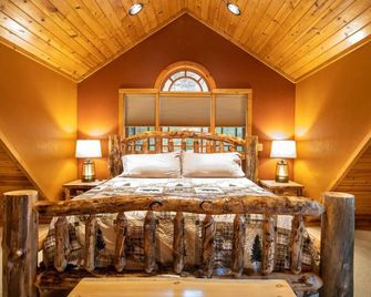 Spacious Lakefront Lodge, Kayaks/Canoes Included! Pet Friendly! - Tomahawk - Slaapkamer