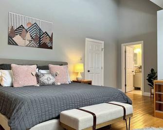 Play & Relax in Windham – Spacious Bedrooms, Hot Tub, Fire Pit & Basement Den - Windham - Habitación