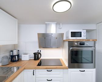 Gästehaus 'Kleines Stadtidyll' -Zimmer und Apartments - Geesthacht - Kitchen