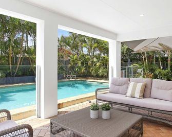 Luxury Holiday Home-stroll to beach & James St - Burleigh Waters - Pool