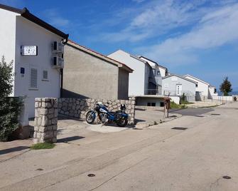 Apartments Matteo - Omisalj - Budynek