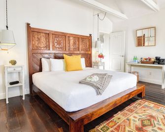 Petite Hillside Cottage on Private Estate w/Pool - Governor’s Harbour - Bedroom
