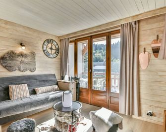 Cozy Studio in Les Gets Center, Near Shops and Ski Lifts, Sleeps 4 - Les Gets - Living room
