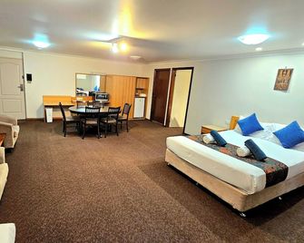 Hilltops Retreat Motor Inn - Young - Obývací pokoj