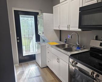 Welcoming 1-bedroom house with AC in charming Startex. Convenient Location! - Startex - Kitchen