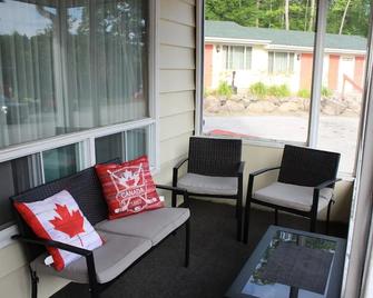 Crestwood Inn - Port Carling - Living room