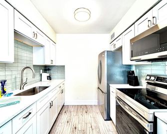 Cozy 2-bed, 1-bath ground-floor unit minutes from Indian Rocks Beach. Sleeps seven with full kitchen, WiFi, smart TV, beach gear, parking, and direct pool access. A comfortable, convenient base for families and groups - Clearwater Beach - Kitchen