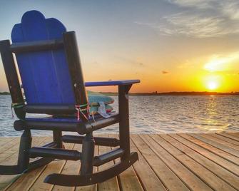 Waterfront Cabin with Amazing Private Fishing Pier and 6 Acres on the bay - Port Lavaca - Patio