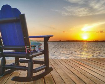 Waterfront Cabin with Amazing Private Fishing Pier and 6 Acres on the bay - Port Lavaca - Terasa