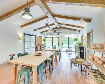 8 Mi to Lake Michigan: Creative Retreat w/ Deck! - LaPorte - Essbereich