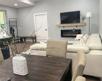 New house with pickle ball court game room 5 min Bass Lake Knox Indiana! - Knox - Living room