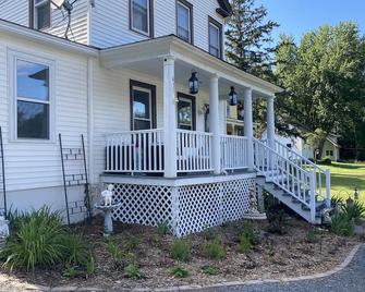 The perfect valley getaway - Taylors Falls - Building