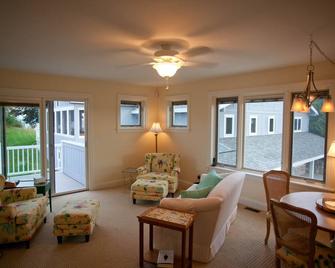 Rent Two Suites On A Beautiful Five Acre Estate - Leland - Living room