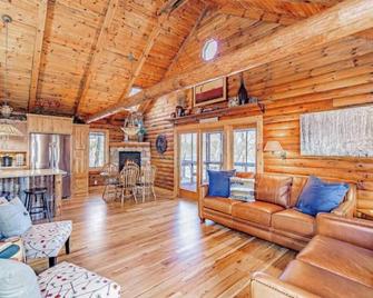 Make Good Choices! Lake Front- 2 King Beds And 2 Baths - Waupaca - Living room