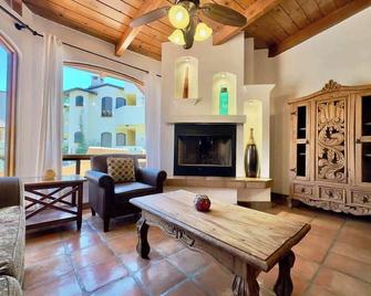 Puerto Nuevo Surf Casita Encanto 1BR with pool - Puerto Nuevo - Living room