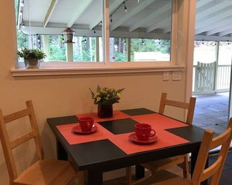 Maple Valley Hummingbird Studio - Maple Valley - Dining room