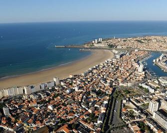 Appartement T2 rénové face mer avec balcon, à 150m de la plage et 300m des commerces - FR-1-92-611 - Les Sables-d'Olonne - Beach