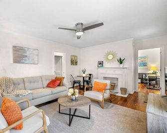 Quiet & Comfy Perfect location for World Cup. Airport 5 mins/MBenz 10 mins - Hapeville - Living room