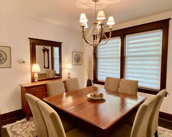 NOHO Estate. A cozy farmhouse retreat just 5 minutes from downtown Collingwood! - Collingwood - Salle à manger