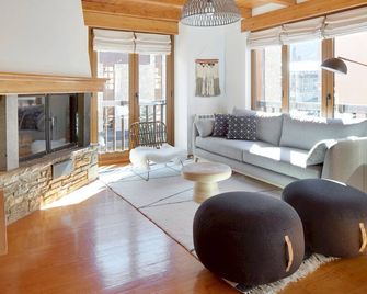 Ribaeta by FeelFree Rentals - Viella - Living room