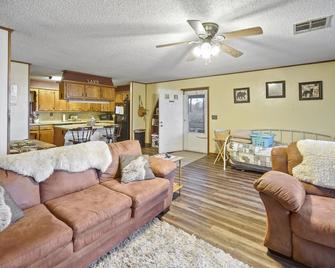 Lake View and Access! - 2 Bdrm, sleeps 6, beautiful lake views! - Jay - Sala de estar
