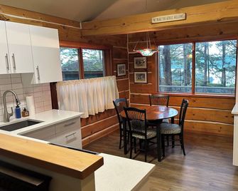 Welcome to Cloud 99! Cabin has privacy, quiet, awesome view! Recently updated. - Mayne Island - Kitchen