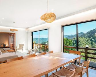Rental villa with tree terrace and natural hot springs with ocean views in all rooms / Atami Shizuoka - Atami - Phòng ăn