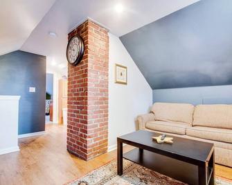 Off The Beaten Path - Choose This Private Gem - Devon - Living room