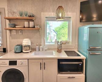 Boho Chic Tiny House - Hot Tub Ev Chrger & Parking - Quebec - Cocina