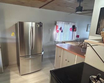 Adorable lake cottage near charming Shipshewana and within 40mins to ND - Shipshewana - Cocina