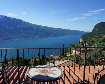 Atmospheric romantic stone holiday house with a magnificent view - Campione del Garda - Balcony