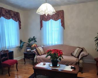 A Beautiful Home in city near restaurants and activities - Connellsville - Sala de estar