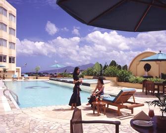 Hotel Gran Puri Manado - Manado - Pool