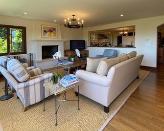Idyllic Retreat with Expansive Views, Sunny Gardens & Pool - Greenbrae - Living room