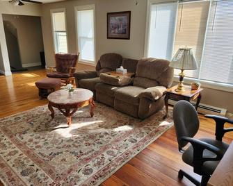 Charming 3-bedroom apartment close to dining, shopping, bars, and entertainment. - Manchester - Living room