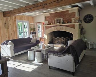 maison au calme avec piscine - Saint-Seurin-de-Cadourne - Living room