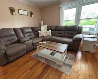 Charming 2-bedroom house on 1+ acres in West Paducah with Patio, Firepit & Wifi - West Paducah - Sala de estar