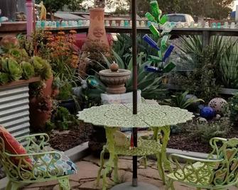 Pet friendly. 1 mi to beach. Not a house share. - Oceano - Patio