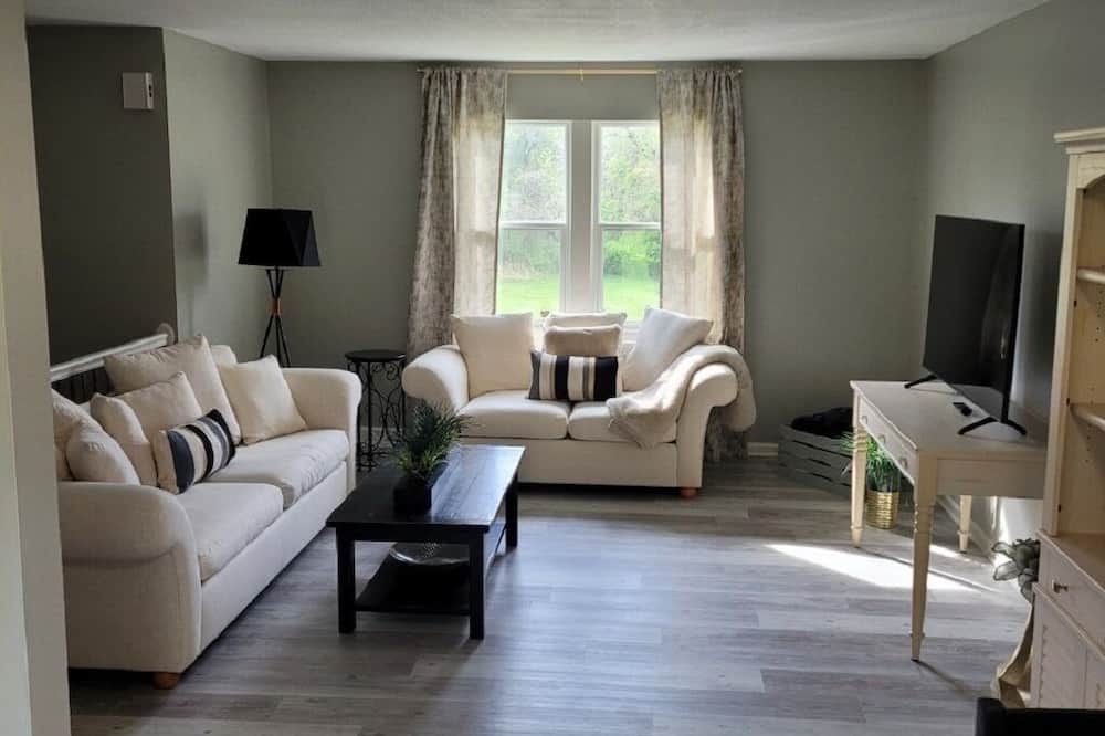 Beautiful 3 Bed, 2 Bath, Sleeps 6, Full Kitchen. garage. Close to World cup! - Lee’s Summit - Wohnzimmer