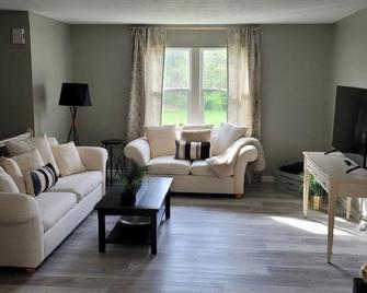Beautiful 3 Bed, 2 Bath, Sleeps 6, .All the amenities.. garage. - Lee's Summit - Living room