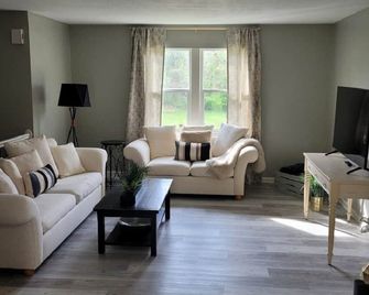 Beautiful 3 Bed, 2 Bath, Sleeps 6, Full Kitchen. garage. Close to World cup! - Lee’s Summit - Wohnzimmer