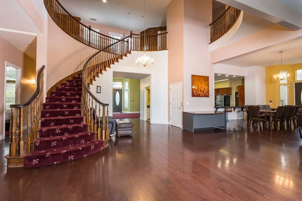 Mountain Trail Lodge And Vacation Rentals - Oakhurst - Trappen