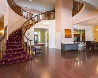 Mountain Trail Lodge And Vacation Rentals - Oakhurst - Stairs