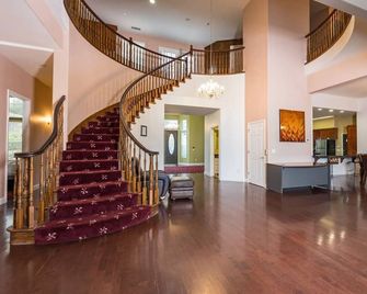 Mountain Trail Lodge And Vacation Rentals - Oakhurst - Trappen