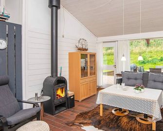 4 person holiday home in Aabenraa - Abenrá - Sala de estar