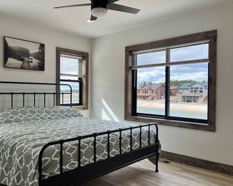 Relax & Unwind at Sunset Lake Paradise 4br Lakefront Retreat Fire Pit, Wifi - New Lisbon - Habitación
