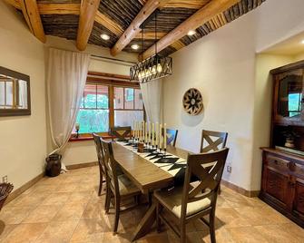 Luxurious & Cozy Modern Adobe Home. Taos at it's finest. Welcome to Dos Alamos! - Arroyo Seco - Dining room