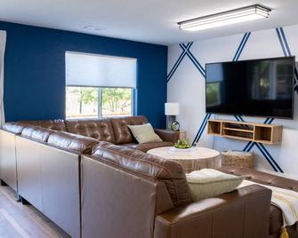 Vista Pointe of View - Tons of trails, near restaurants, lots of privacy - Erie - Living room